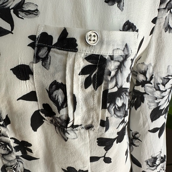 White House Black Market Black and White Floral Button Down Shirt - Picture 4 of 9